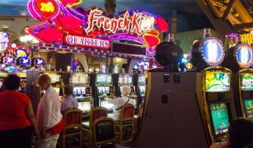 Which is better; playing at an online casino or at a land-based one?